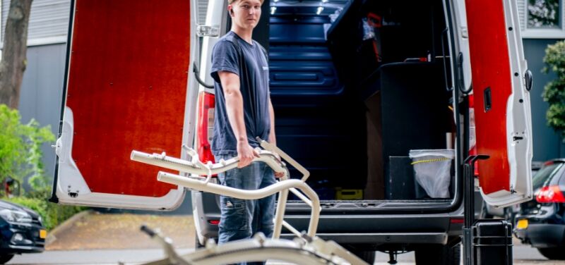 Monteur met lift voor een bus.jpg